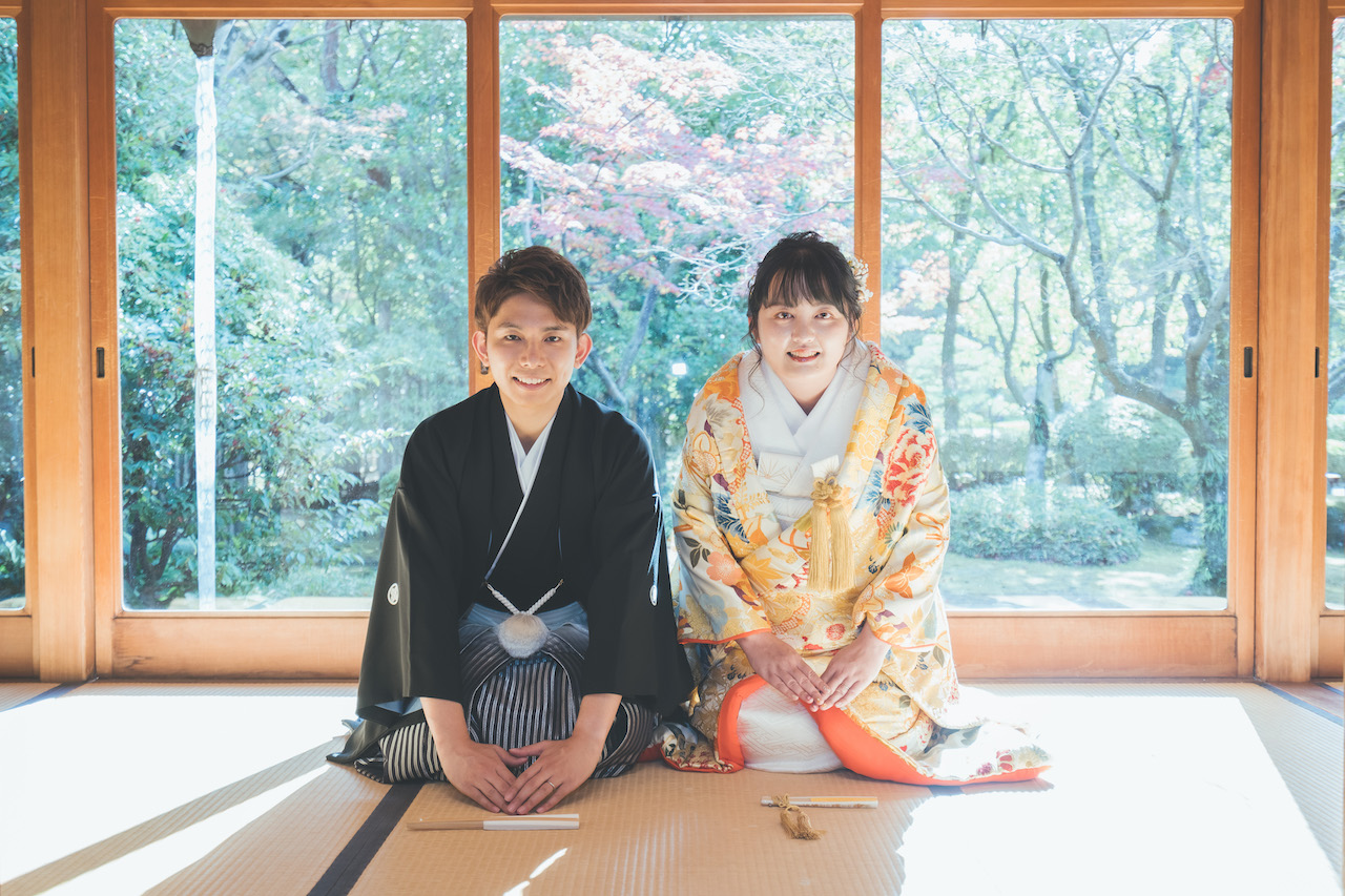 和室で新郎と新婦がお辞儀をしている写真