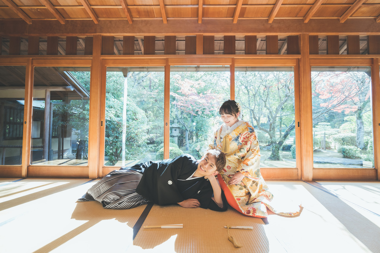 和室で新郎が新婦に膝枕してもらっている写真