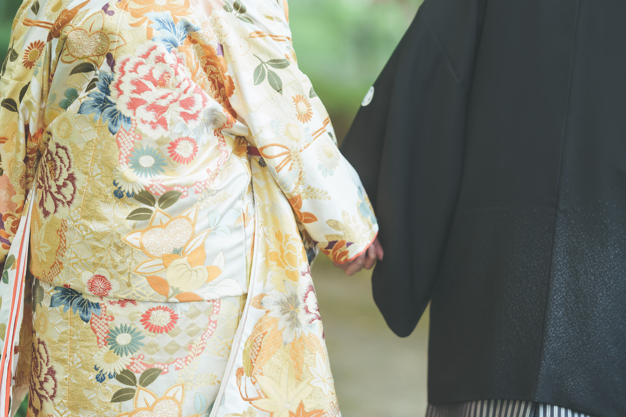 新郎と新婦が手を繋いでいる写真