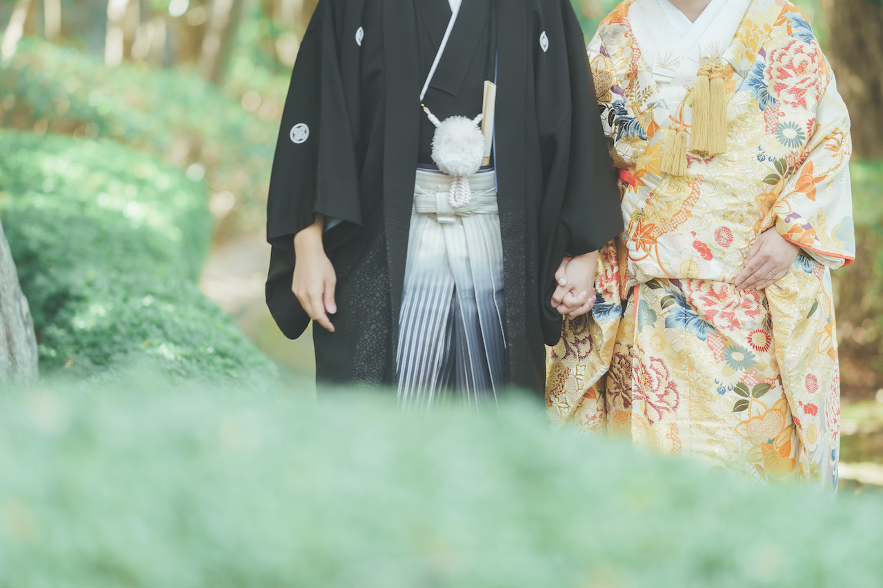 新郎と新婦が手を繋いでいる写真