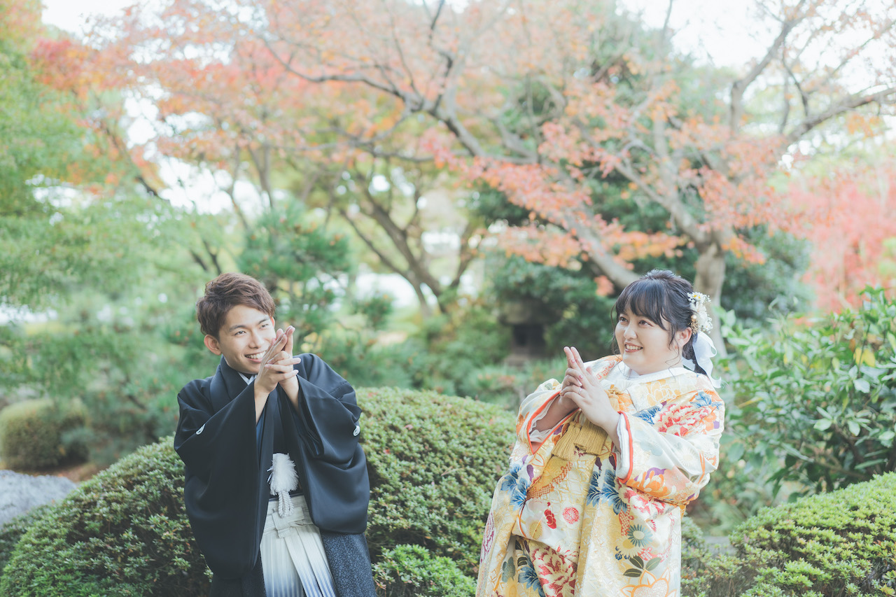 新郎と新婦が手遊びをしている写真