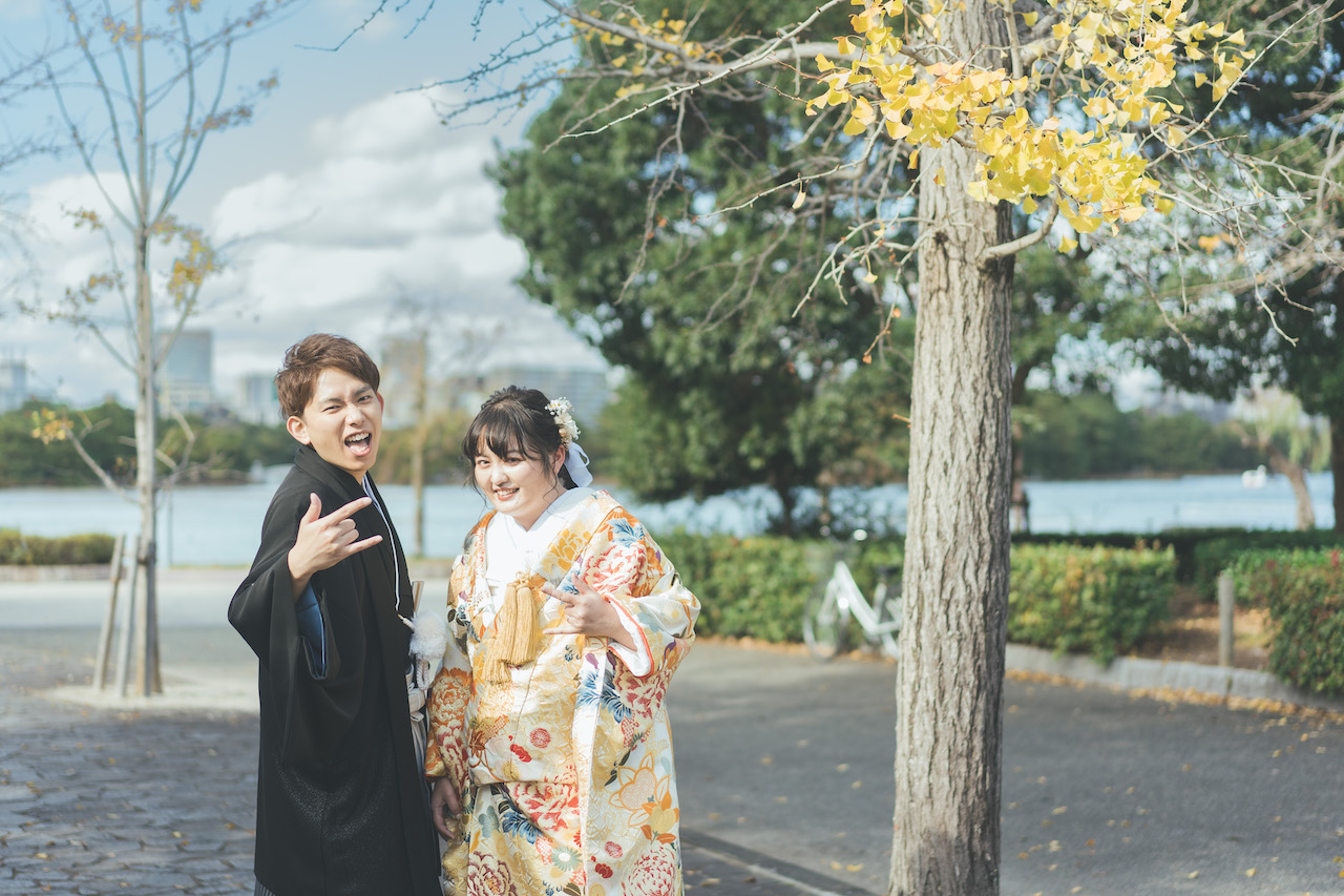 新郎と新婦がマイルドヤンキーポーズをとっている写真