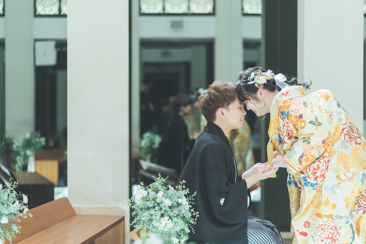 新郎と新婦がおでこを合わせている写真