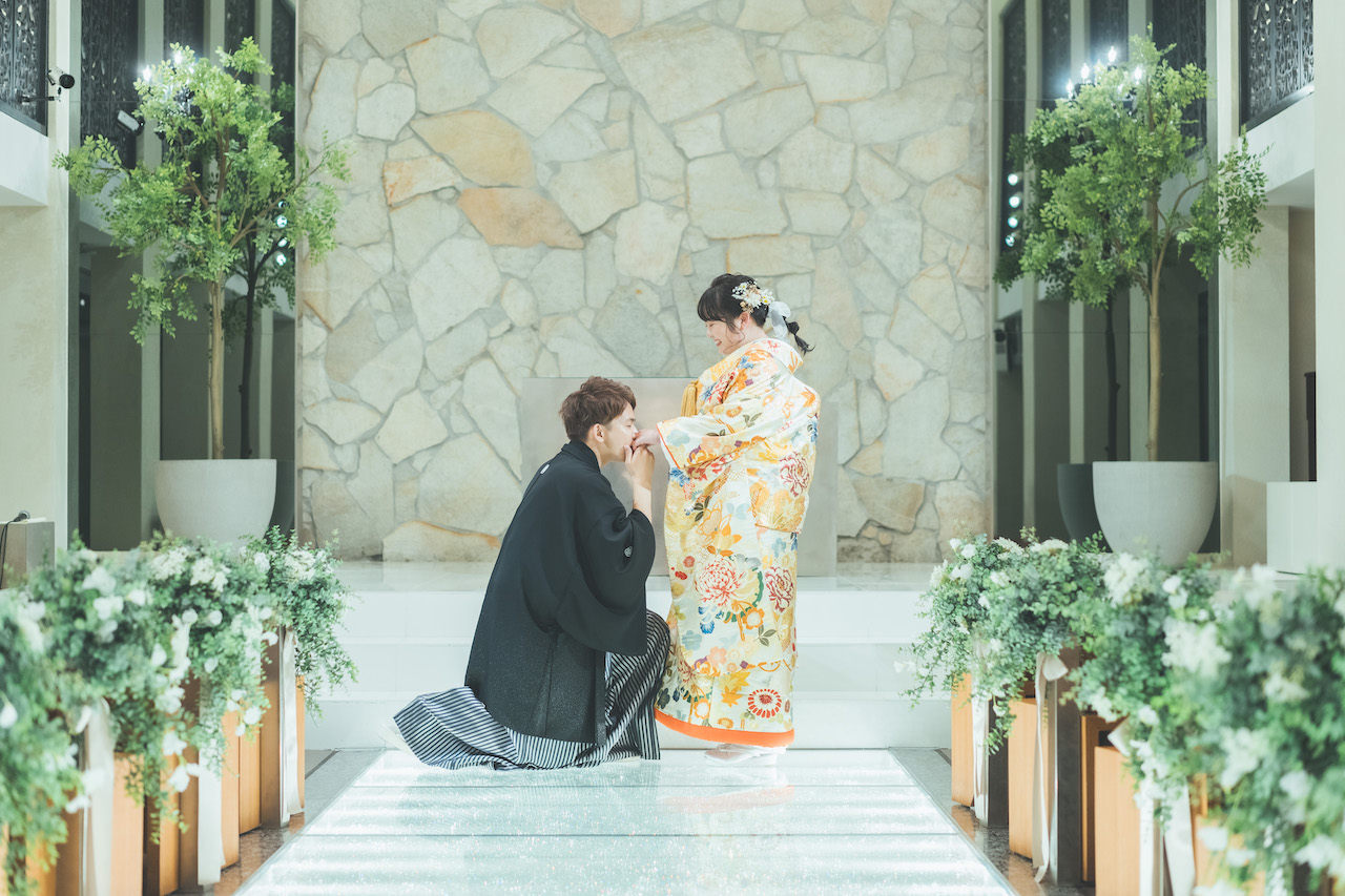 新郎が新婦の手の甲にキスをしている写真