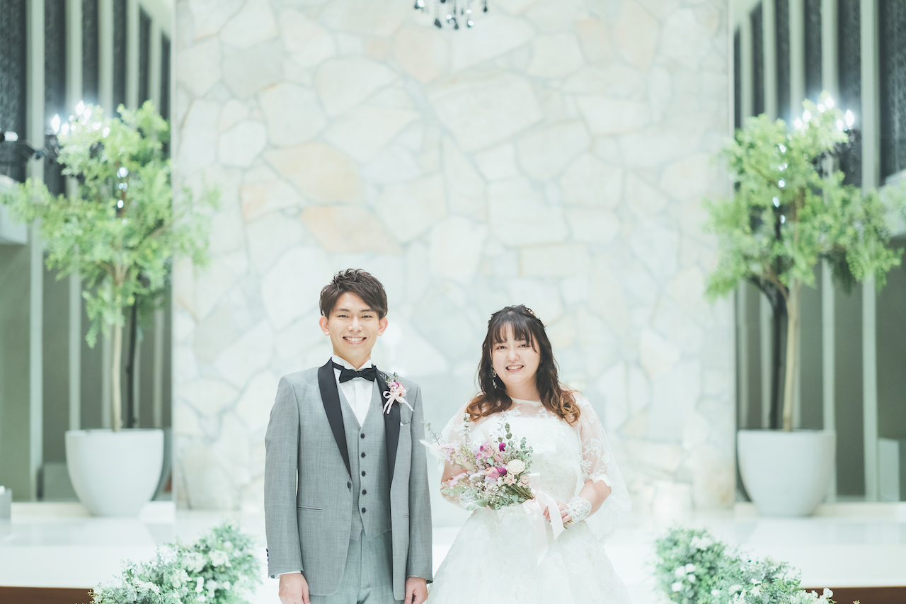 新郎と新婦がチャペルでにこやかにしている写真