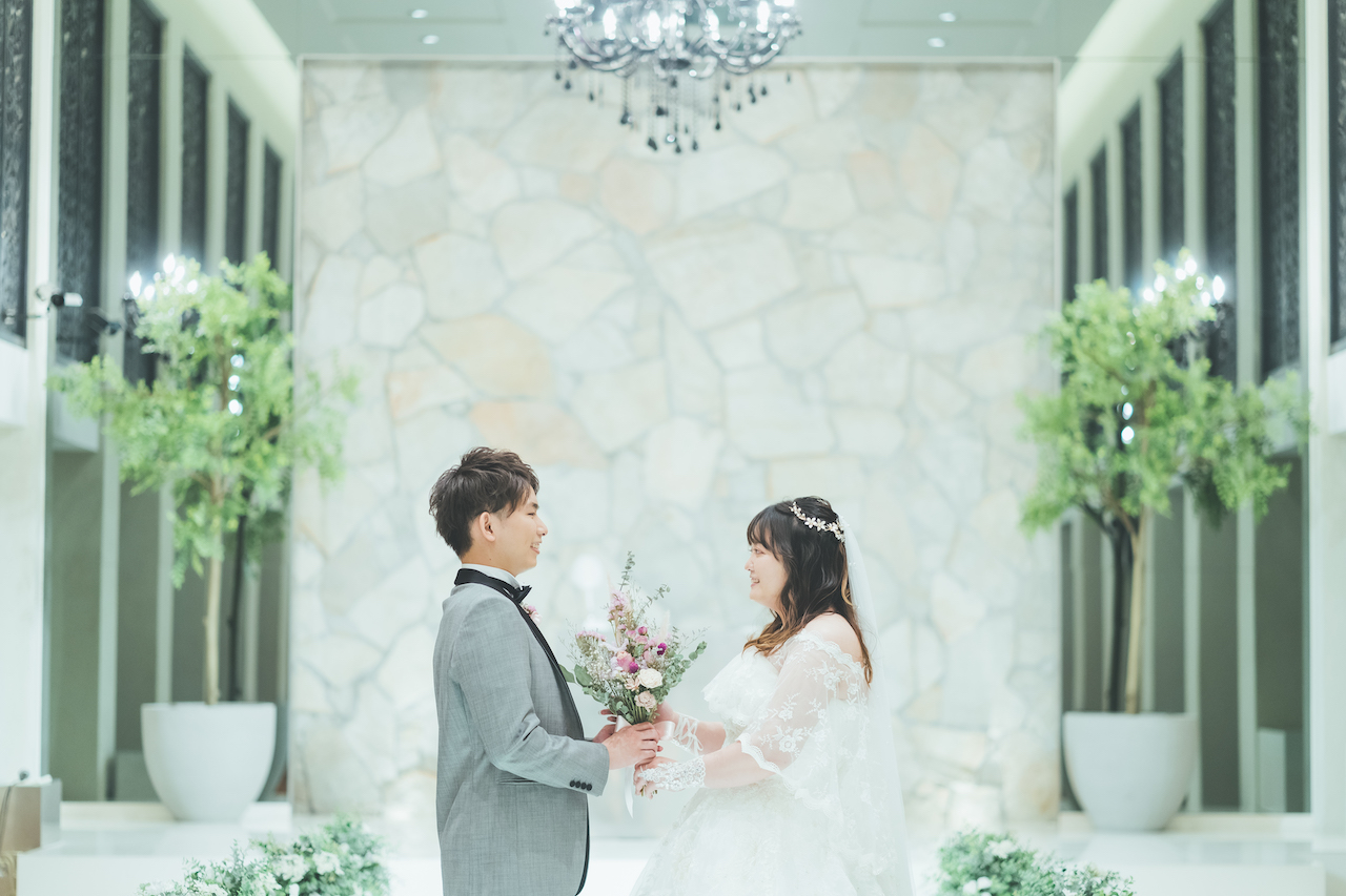 新郎と新婦がチャペルでお互いを見つめ合っている写真