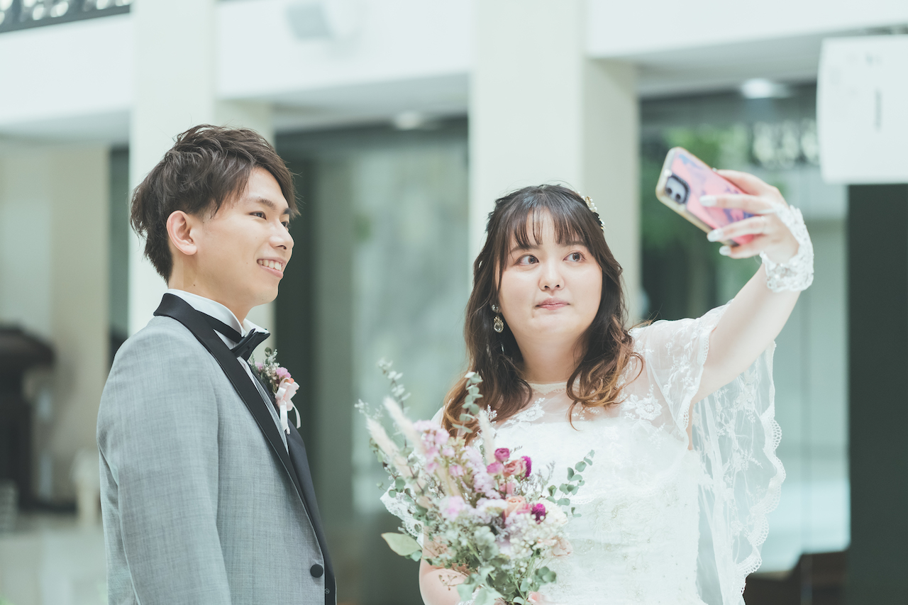 新郎と新婦がチャペルで自撮りをしている写真