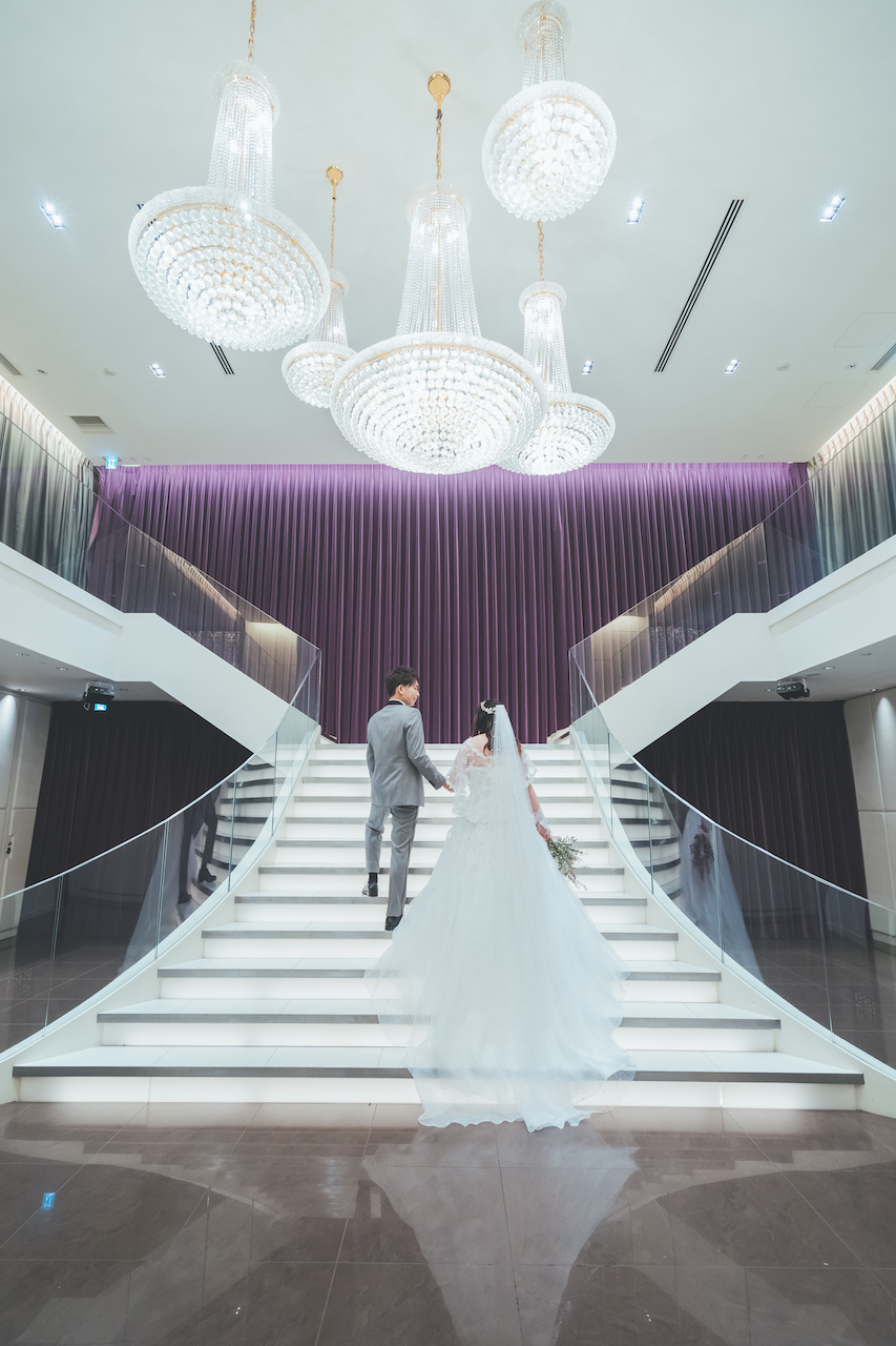 新郎が新婦をエスコートしている写真