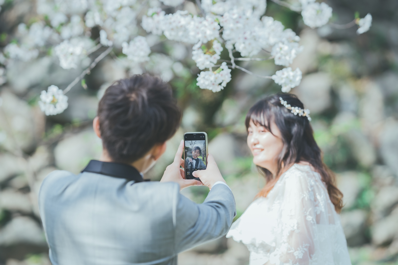 新郎が新婦の写真を取ってあげているようで、実は新郎自身の自撮りをしていたというオチの写真