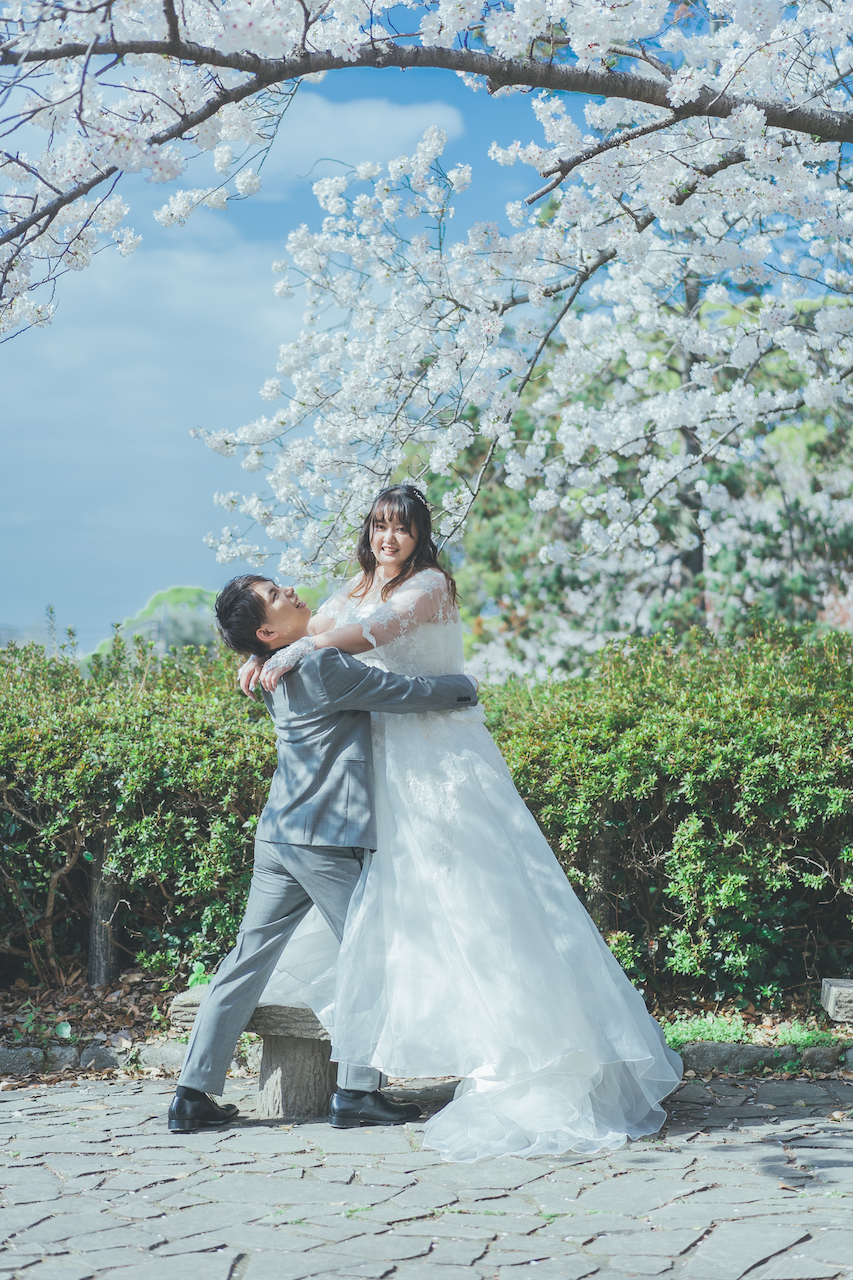 実は新郎は新婦を抱きかかえているのではなく、椅子の上に立っている新婦を抱きかかえているようなポーズを取っていました、というオチの写真