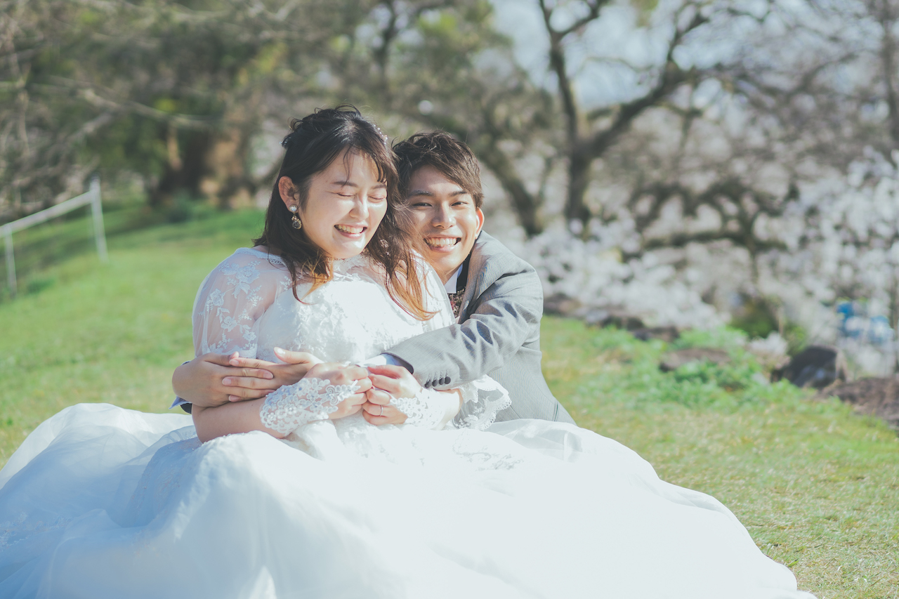 新郎が新婦を抱きしめている写真