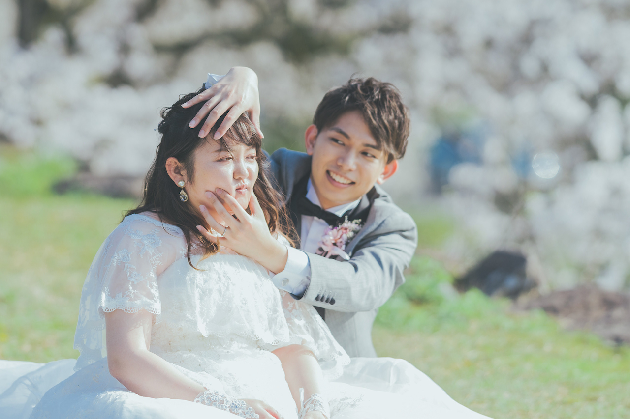 新郎が新婦の顔を変顔にしている写真