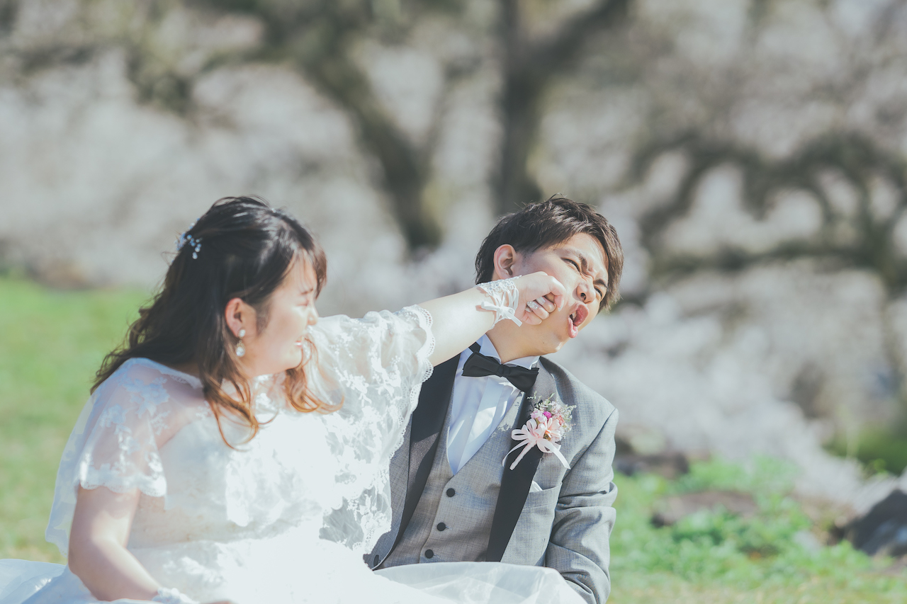 新婦が新郎に変顔をされたのにムカついてグーパンしている写真